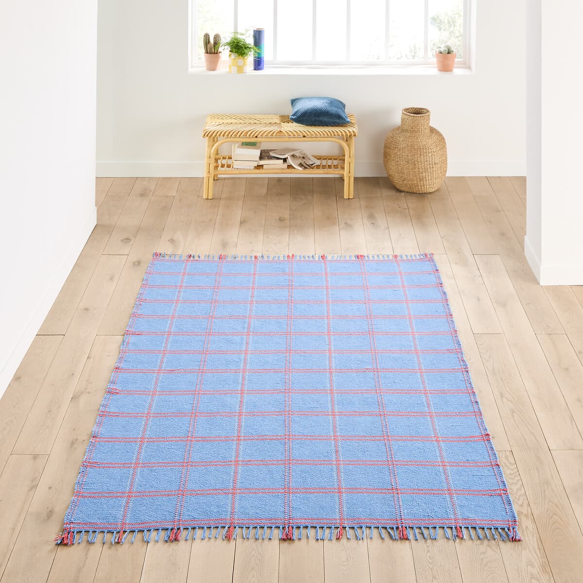 alfombra algodón diseño escandinavo, alfombra azul y roja a cuadros