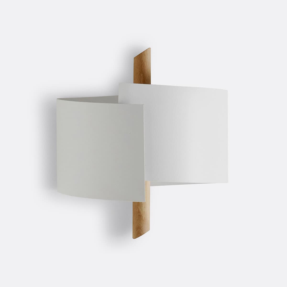 Aplique de pared blanco con detalles de madera