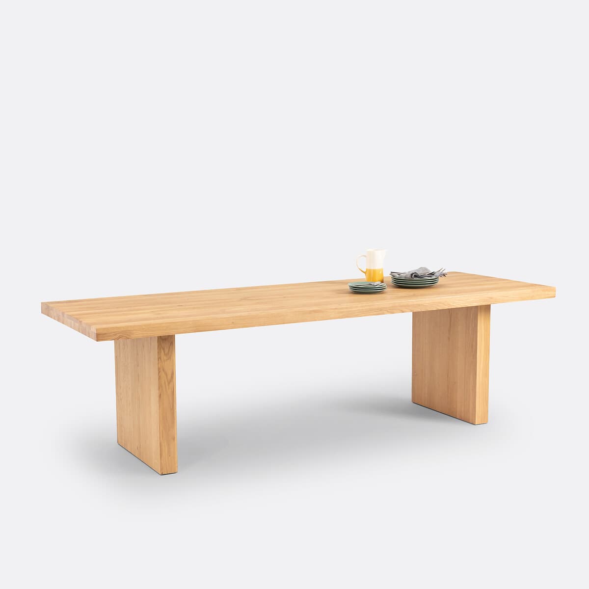 Mesa de comedor rectangular de madera clara
