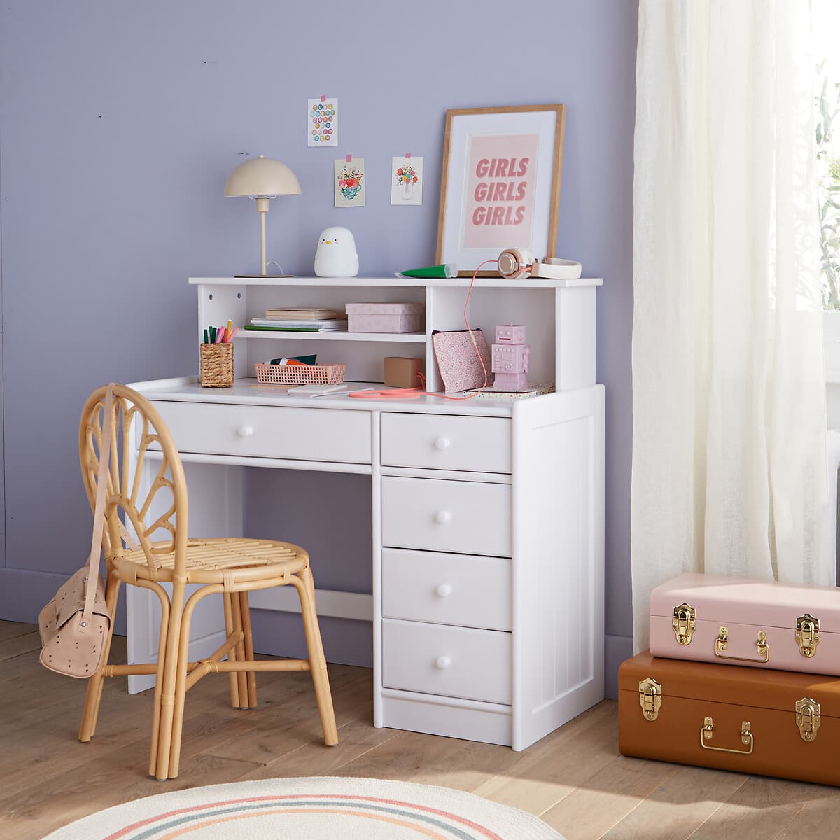 Escritorio blanco con silla de ratán para niños