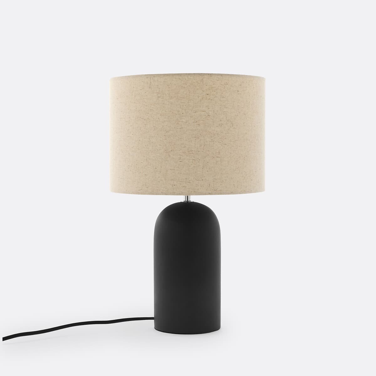 Lámpara de mesa con base negra y pantalla beige