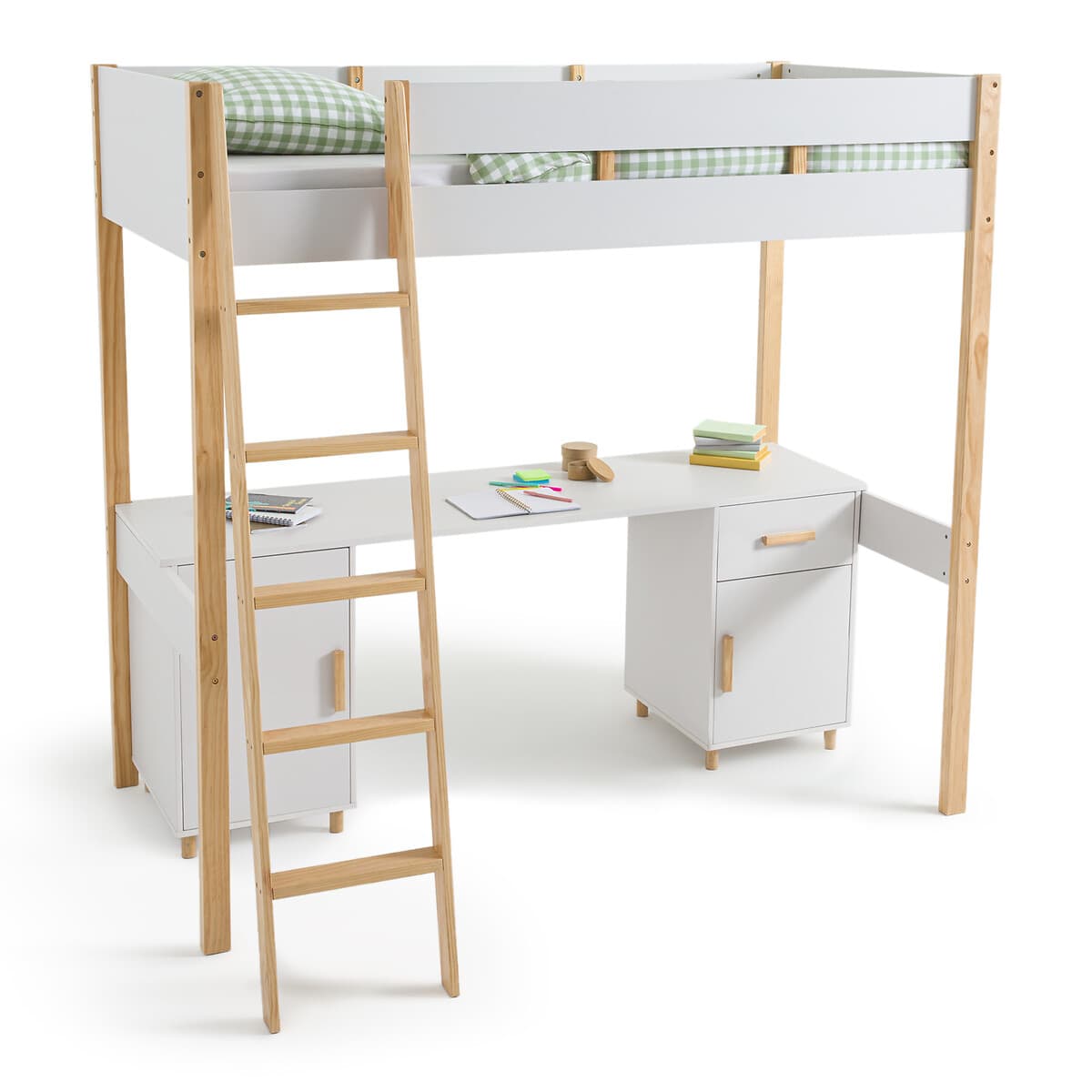 Cama alta con escritorio y escalera de madera clara