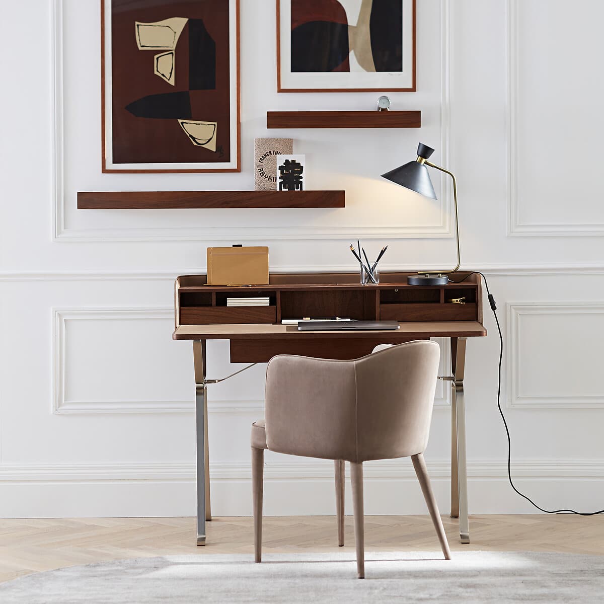 Escritorio con silla de terciopelo marrón