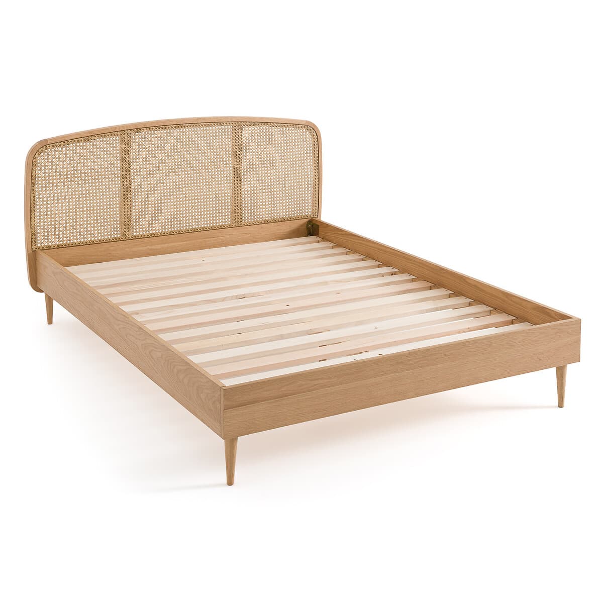 Cama de madera clara con cabecero de rejilla