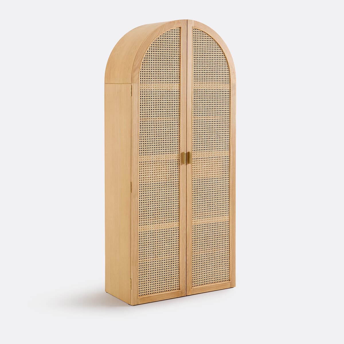 Armario de madera clara y rejilla de ratán