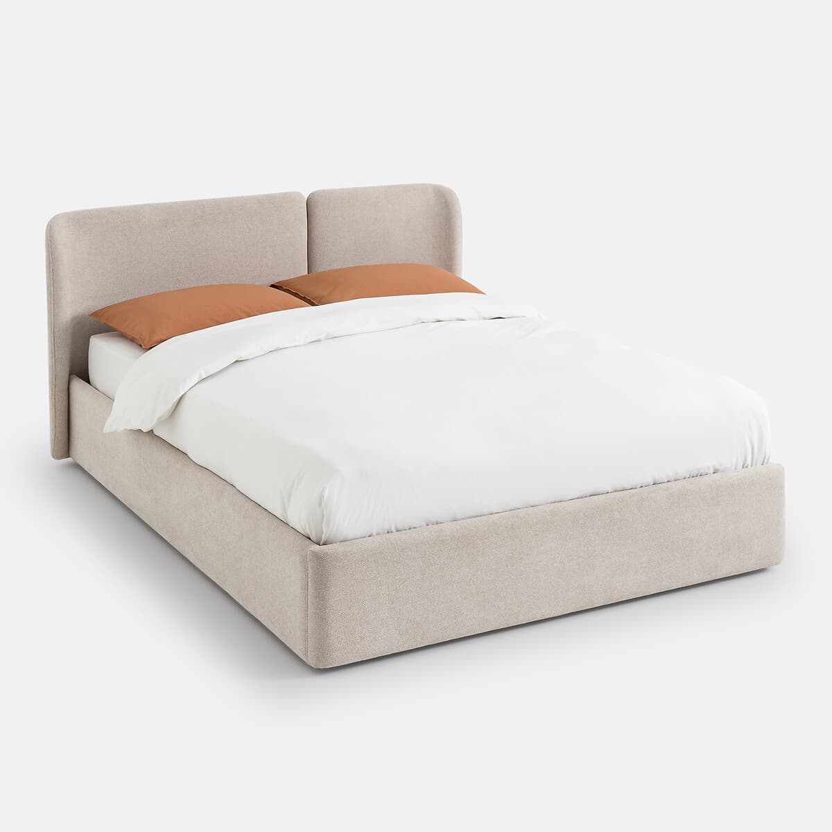 Cama tapizada en tela beige con cabecero