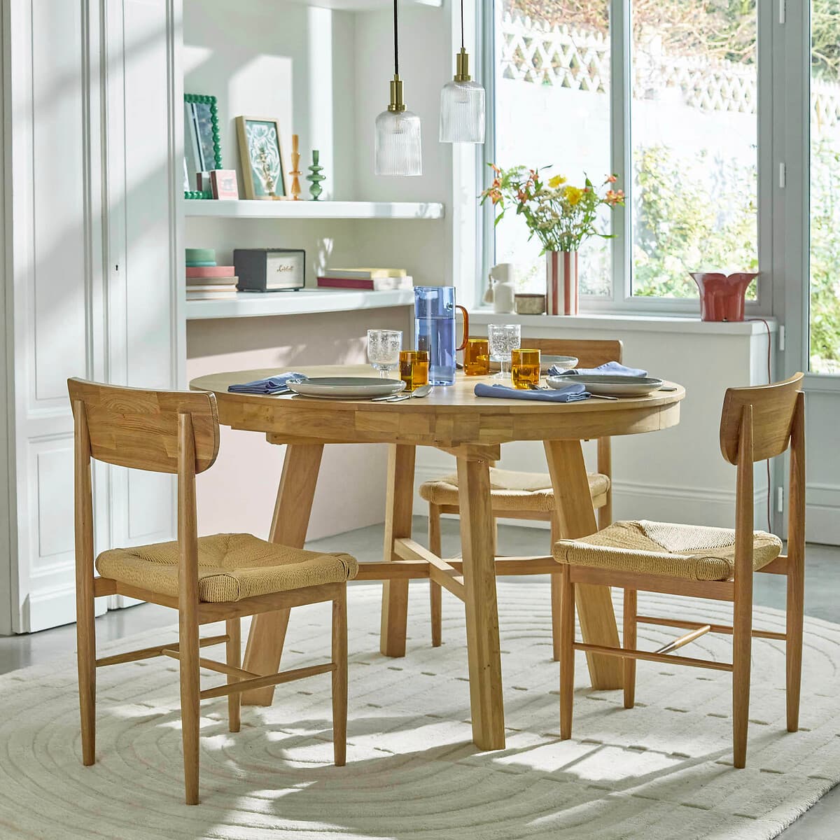 mesa redonda madera clara, sillas comedor asiento ratán