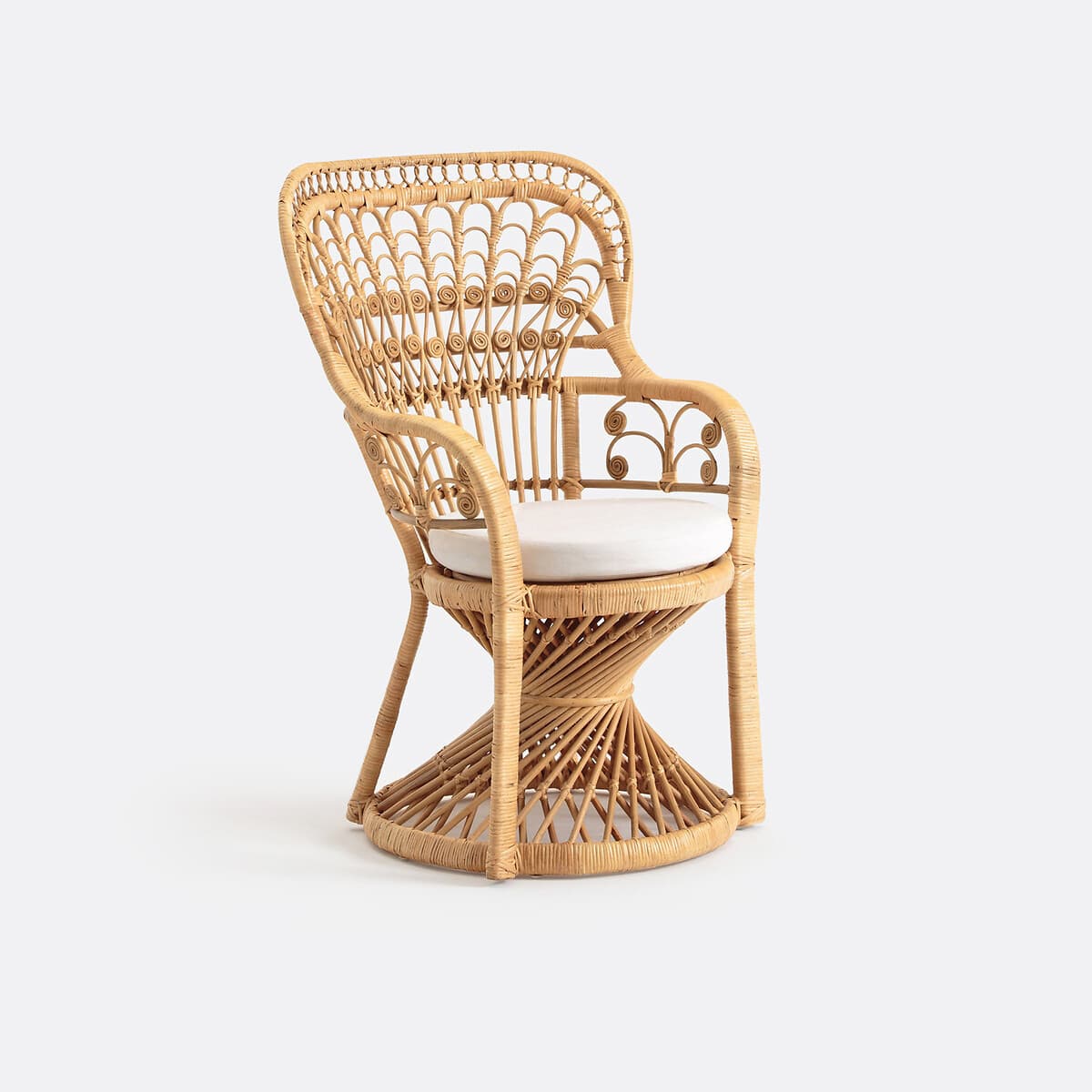 Sillón de ratán con cojín blanco