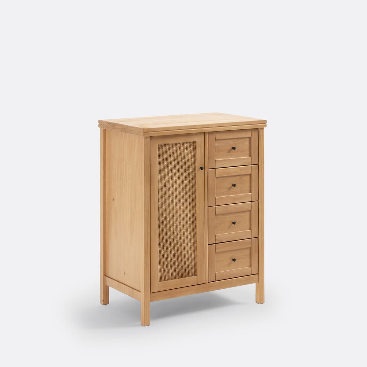Aparador de madera clara con puerta de ratán