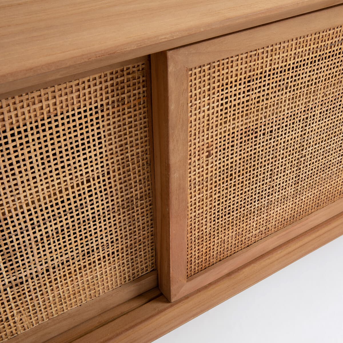 Aparador bajo de madera y ratán