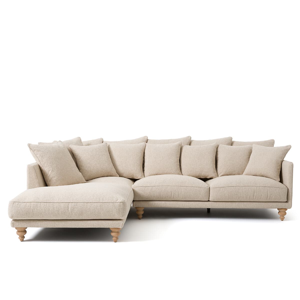Sofá esquinero tapizado en beige con chaise longue