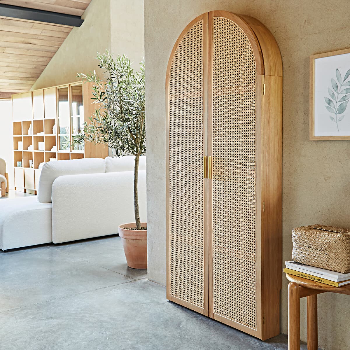 armario madera clara ratán, armario estilo nórdico puertas curvas