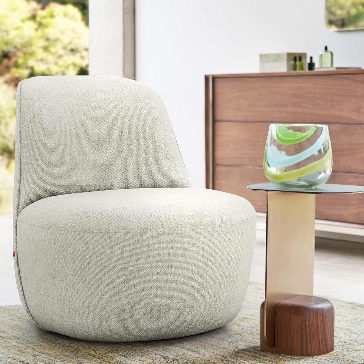 Sillón tapizado moderno en beige