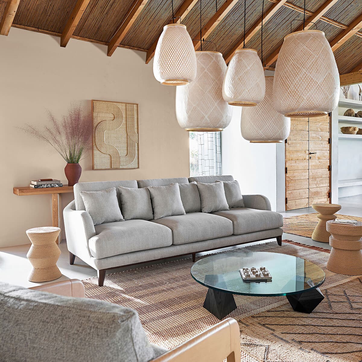 Sofá de lino gris con cojines