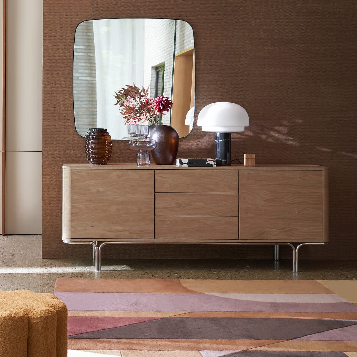 Aparador de madera clara con patas metálicas