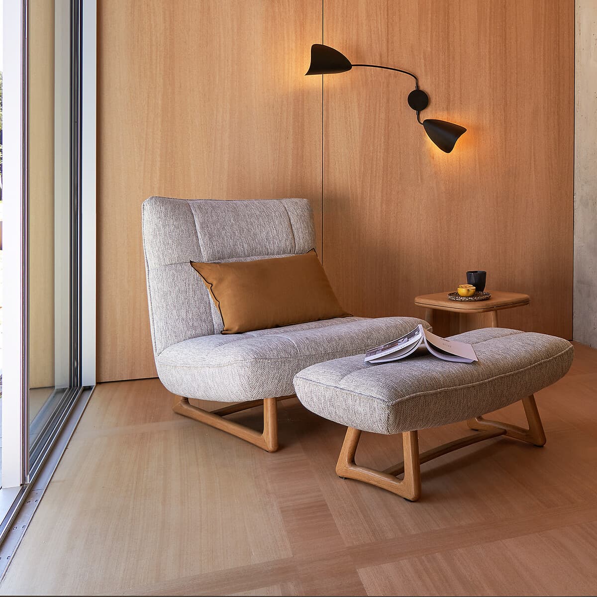 sillon orejero beige, sillon tapizado madera clara