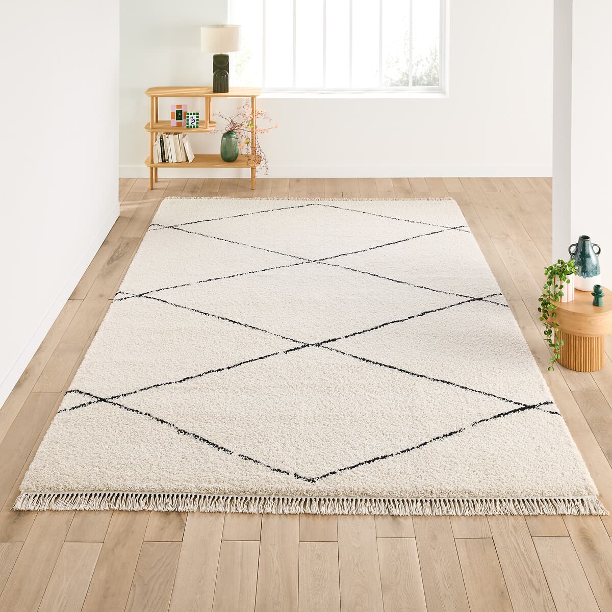 alfombra lana diseño geométrico, alfombra salón blanca y negra