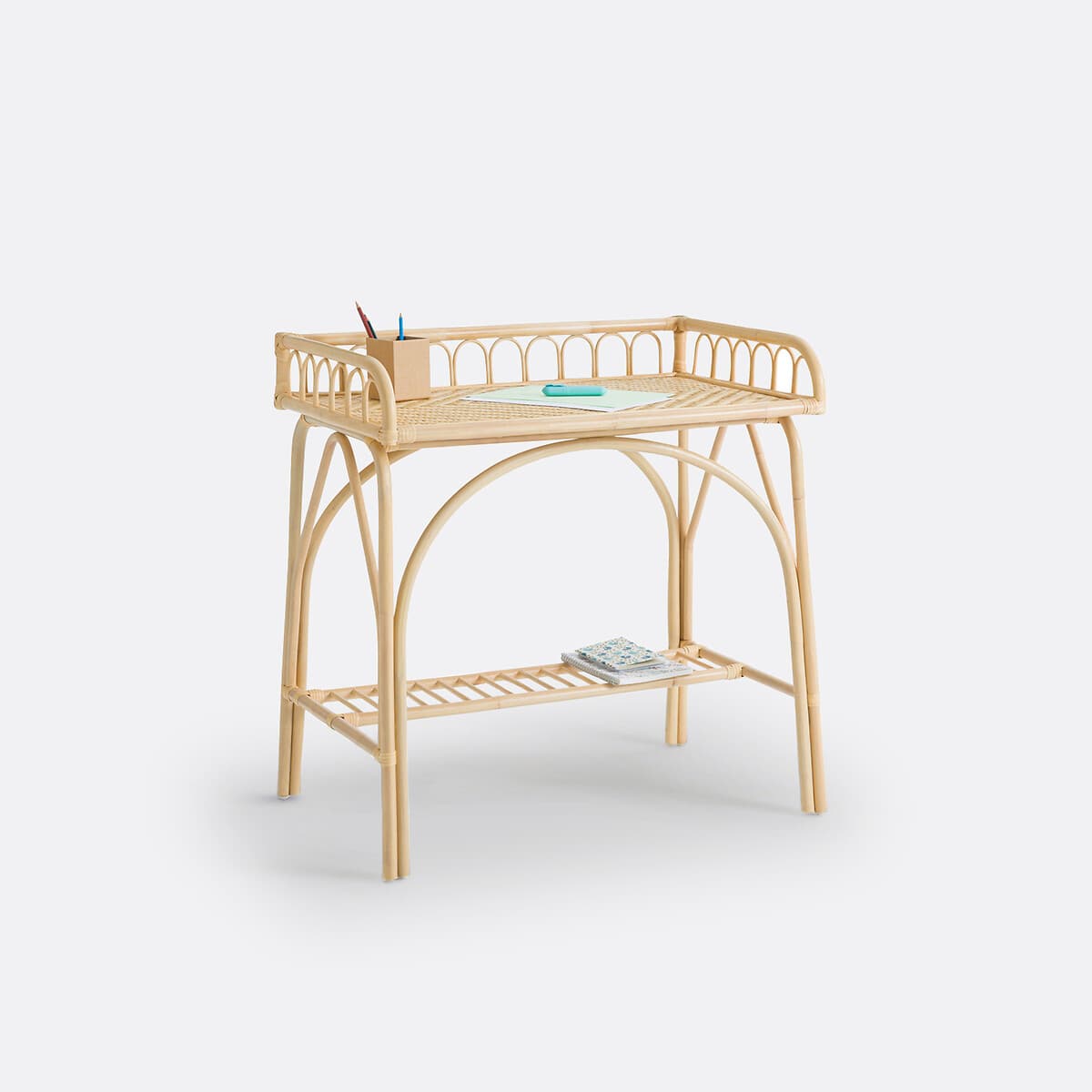 Escritorio de ratán natural con estante