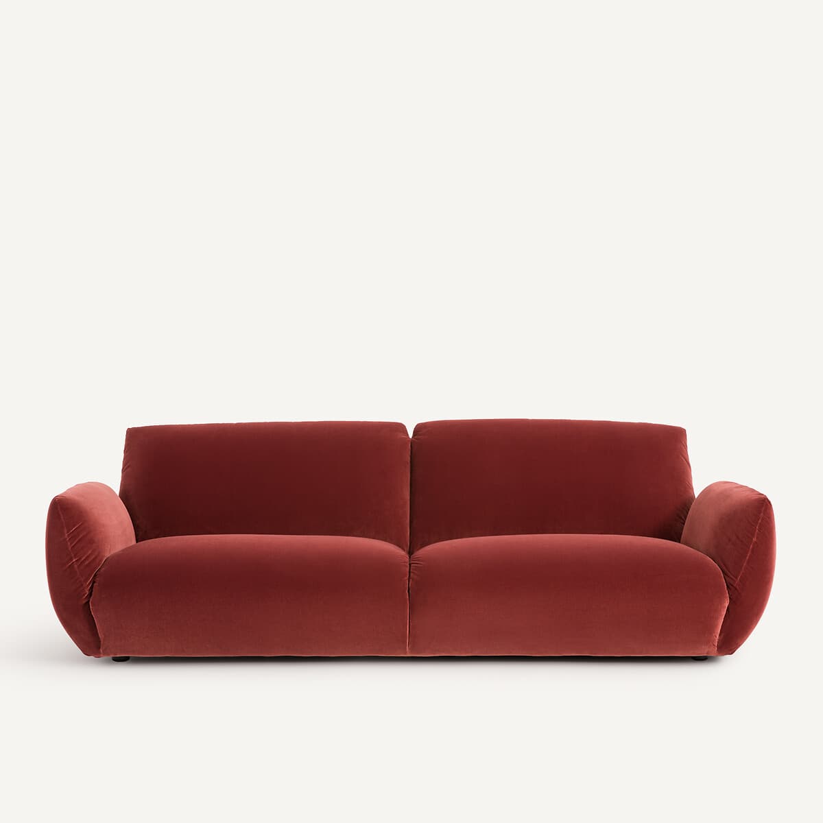 Sofá de terciopelo rojo terracota de dos plazas
