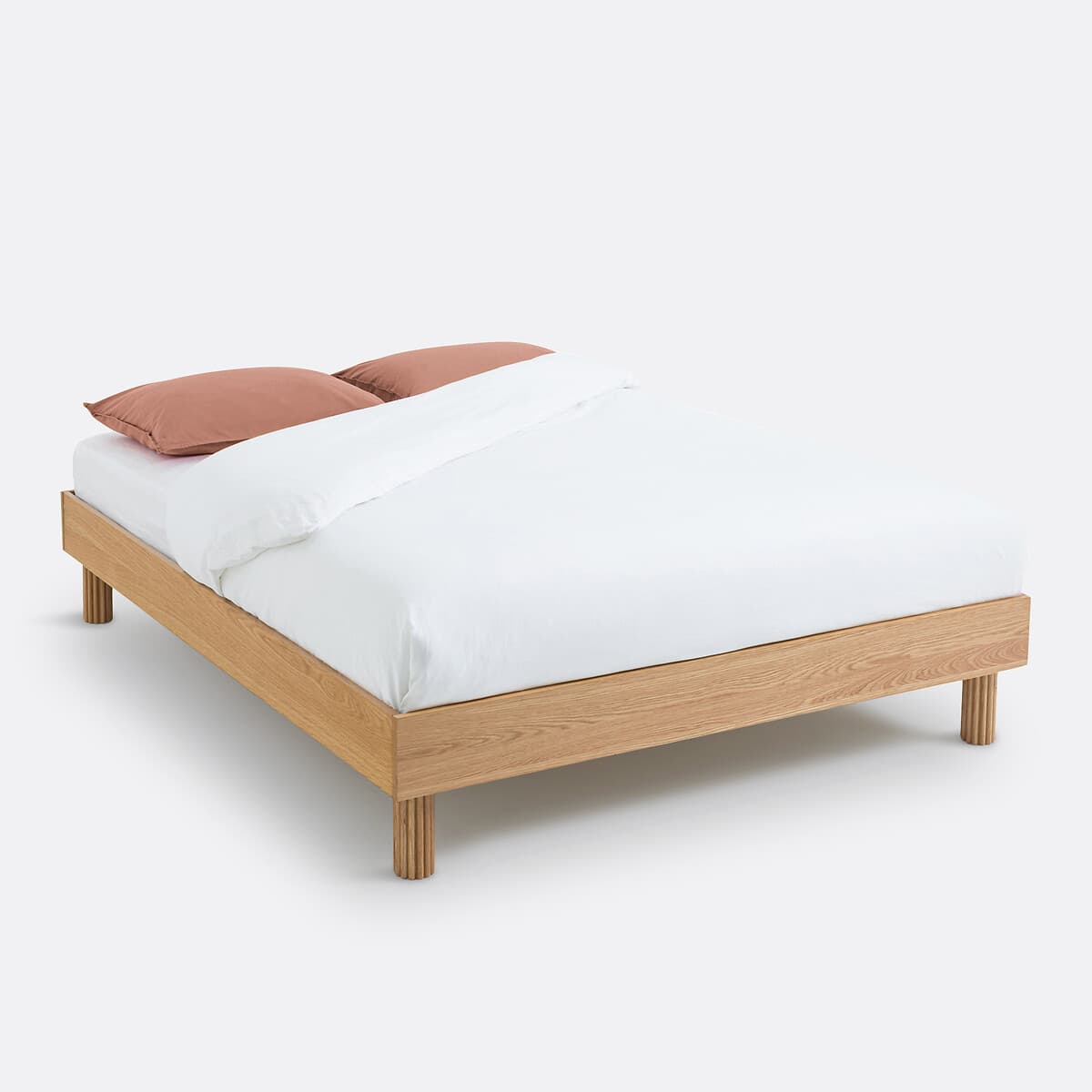 Cama de madera clara estilo nórdico
