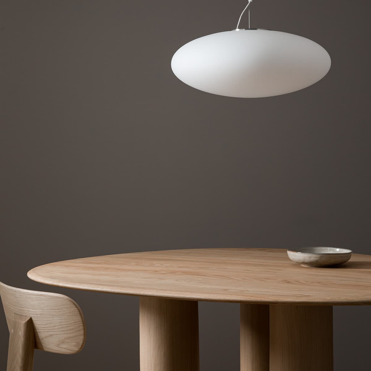 Mesa de comedor redonda de madera clara