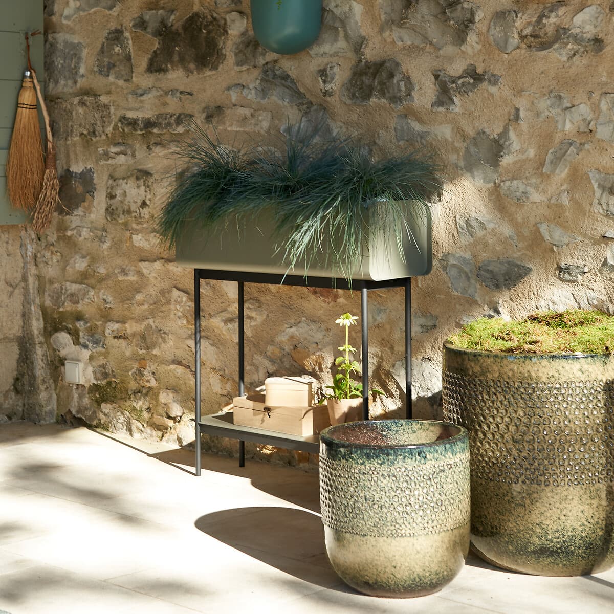 Mesa consola de metal con macetero verde