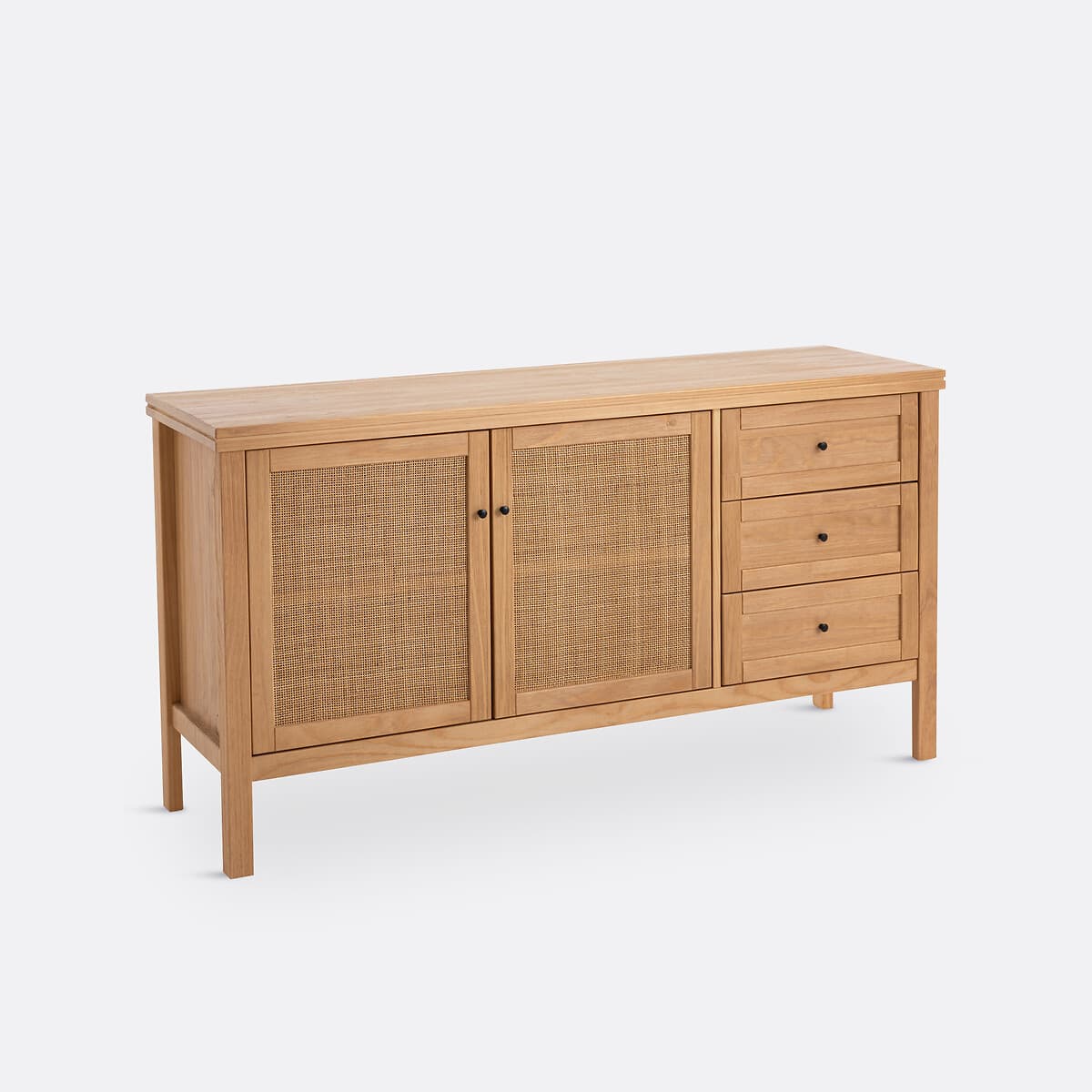 Aparador de madera clara con detalles de ratán