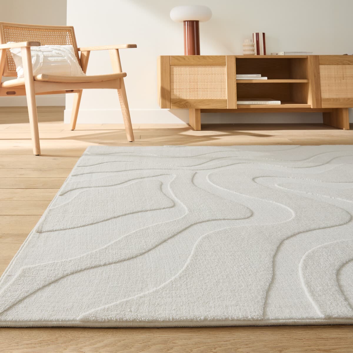 Alfombra de lana blanca con diseño de líneas onduladas