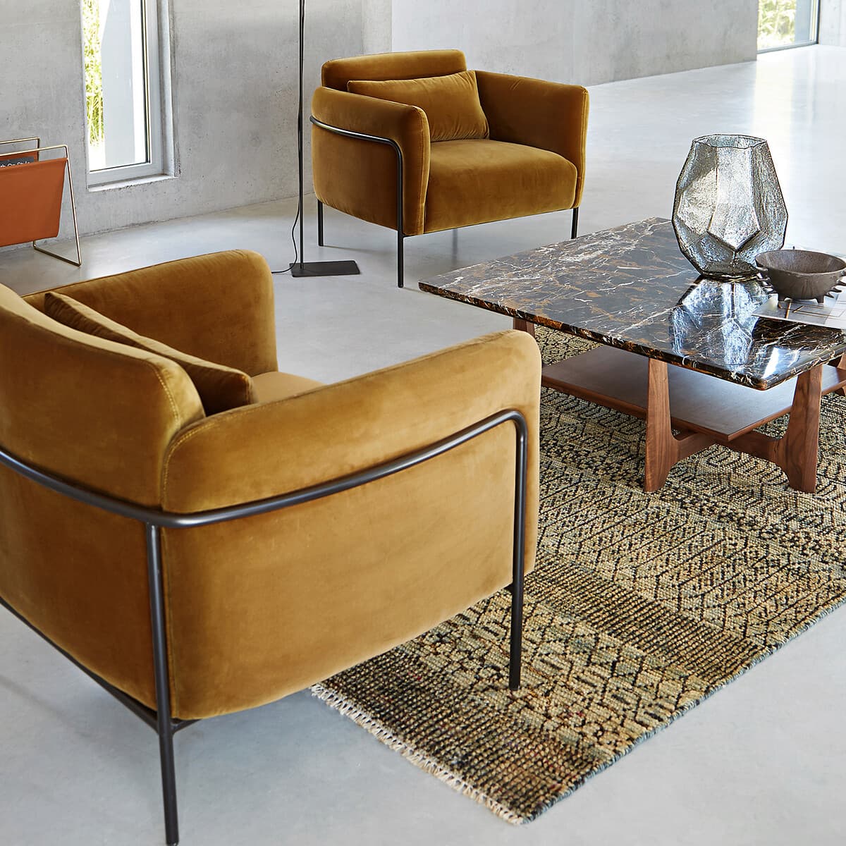 sillón terciopelo mostaza, sillón moderno estructura metal