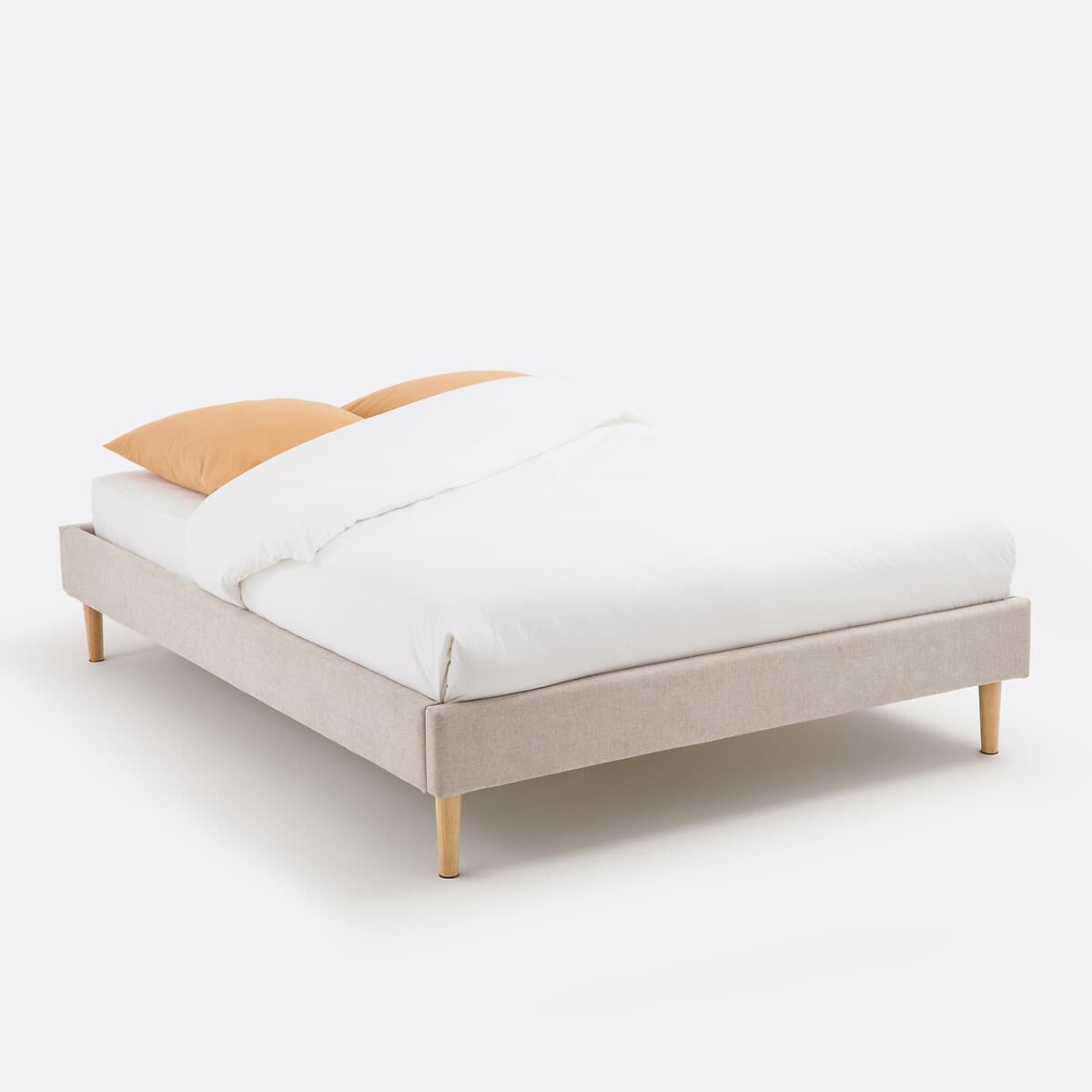 Cama tapizada beige con patas de madera clara