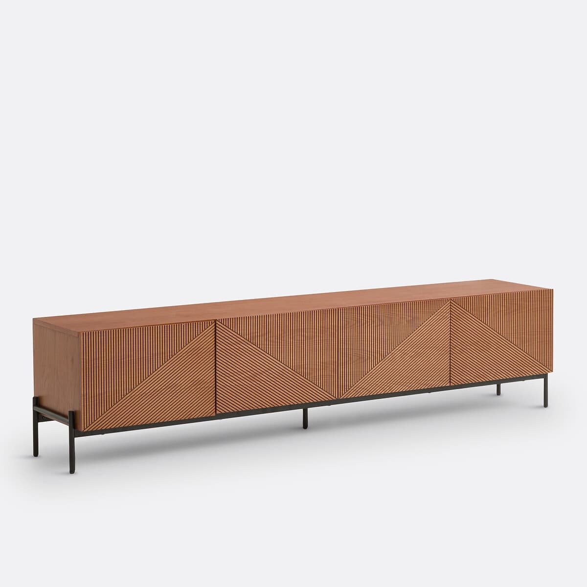 Aparador largo de madera con detalles geométricos