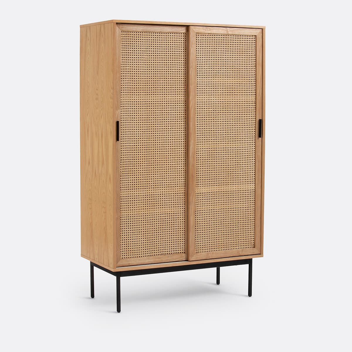 Aparador de madera clara y ratán con patas metálicas