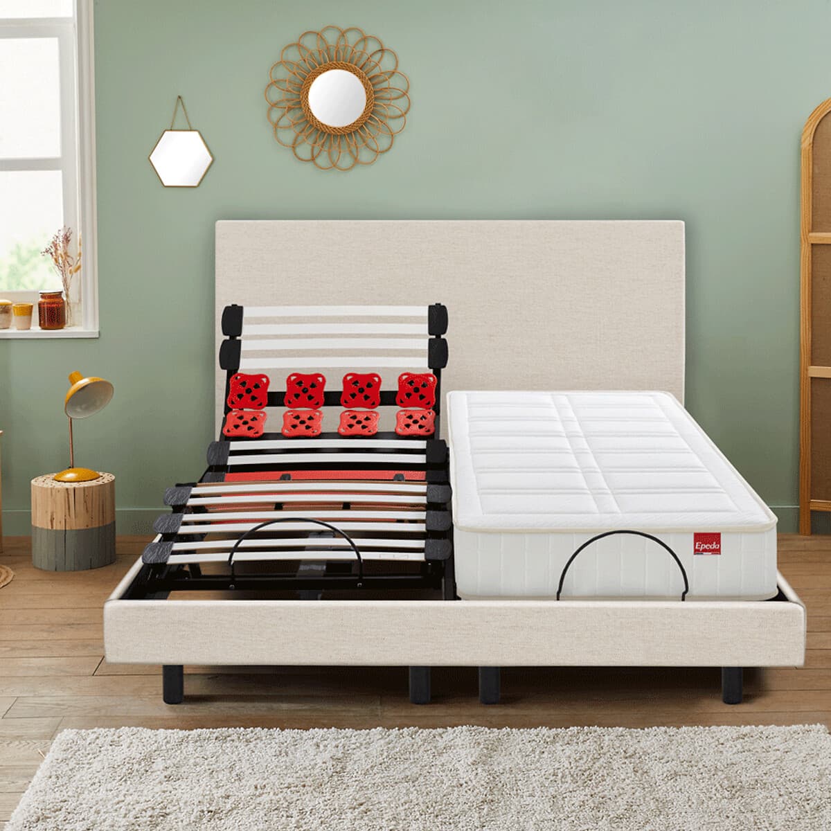 Cama tapizada con somier de láminas