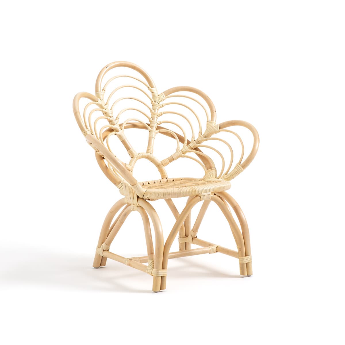 Silla infantil de ratán con forma de concha